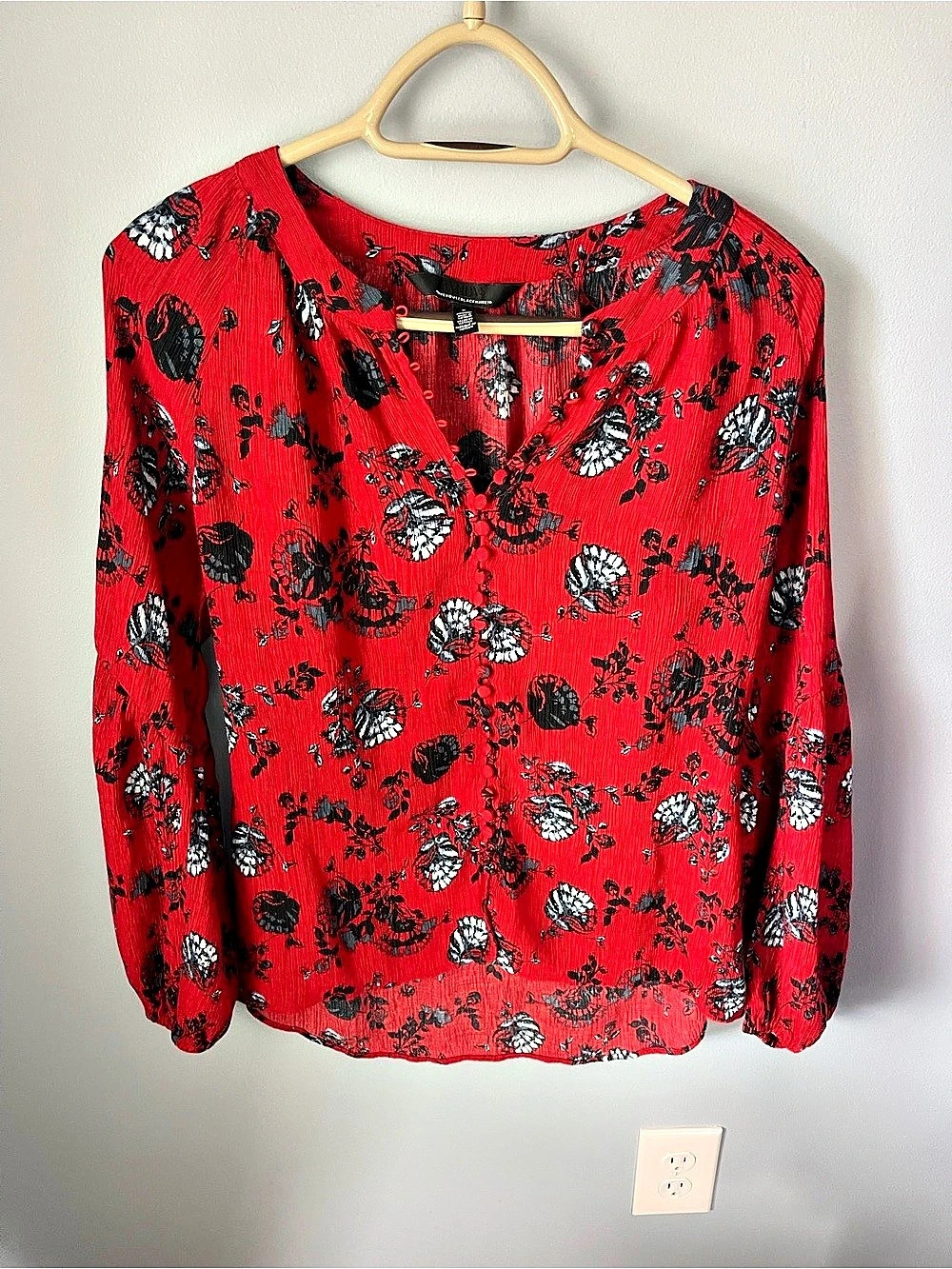 White House Black Market Floral Blouse in Red & Black Size Small